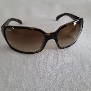 Ray-Ban ® RB4068